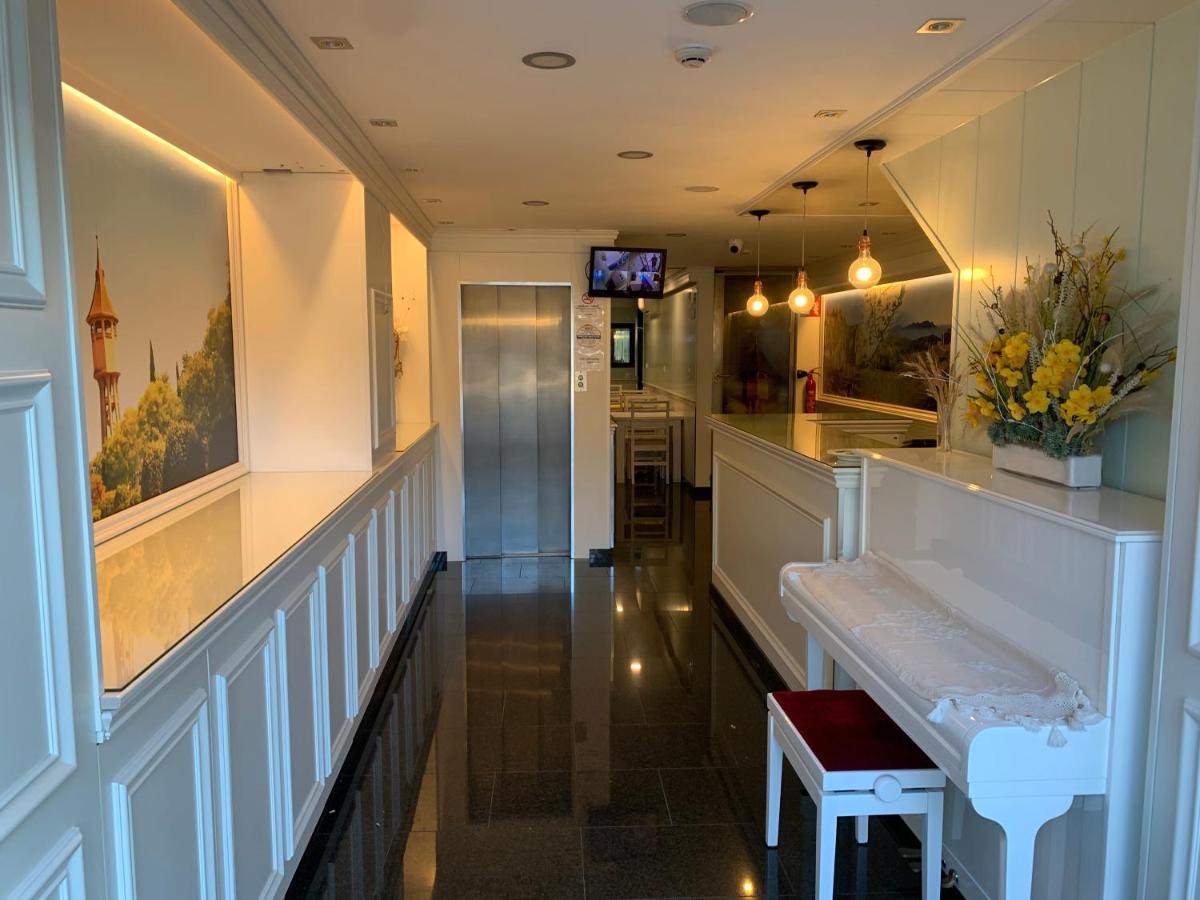 Hotel Ric Sabadell Bagian luar foto